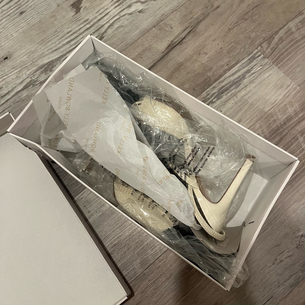 NWT Kelly Rowland White and Black Pumps - Picture 4 of 4